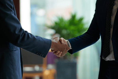 image_close-up-business-people-handshake
